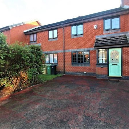 Beautiful 2-Bed House In Bolton With Free Parking Villa Luaran gambar